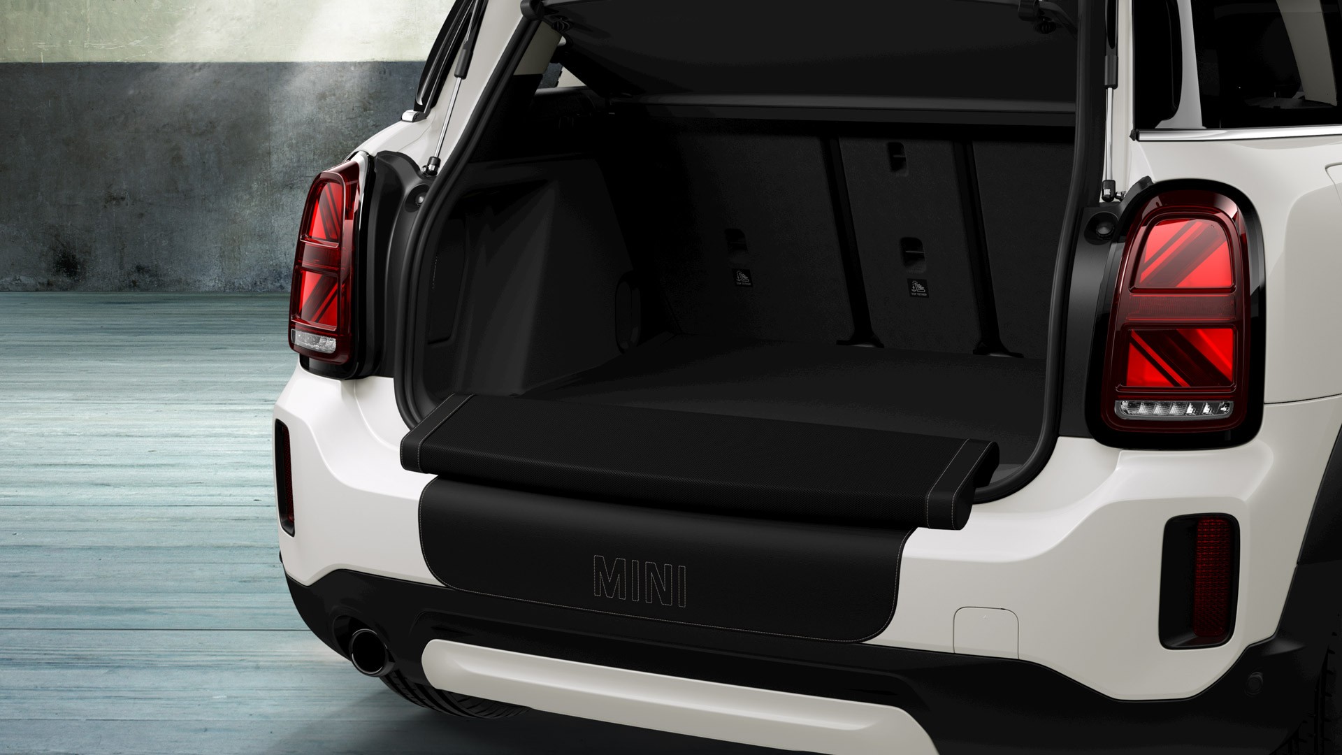 MINI Cooper SE Countryman ALL4 – piknik klupa – sto